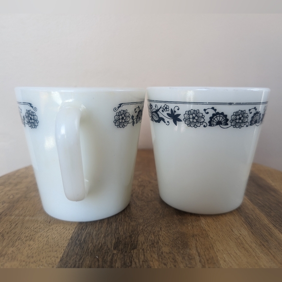VINTAGE 70's Pyrex Old Town Diagonal Handle Coffee Mugs, Blue & White (SET OF 2) - Picture 4 of 10